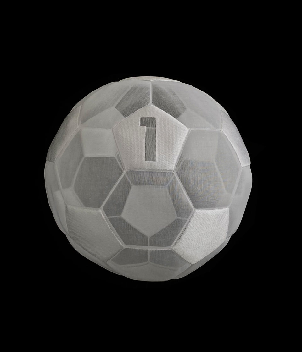 Ballon de football sculpture en organdi caisson 37x37x41 cm